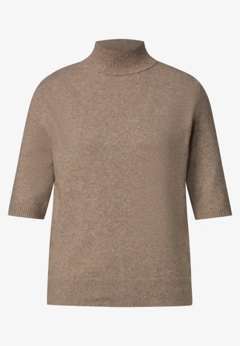 Brauner Pullover mit Stehkragen und kurzen Ärmeln.