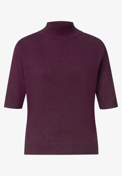 Dunkelvioletter Kurzarm-Strickpullover mit hohem Stehkragen.