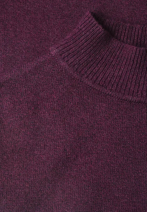 Nahaufnahme eines dunkelroten Strickpullovers mit geripptem Kragen