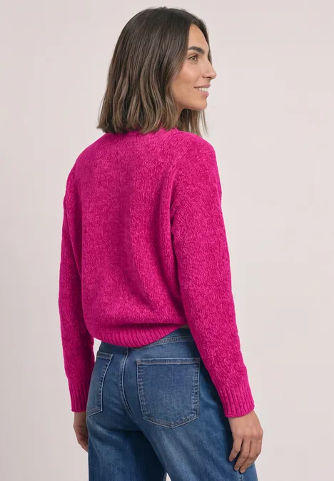Chenille-Pullover mit U-Boot-Ausschnitt magenta dream Frau in pinkem Pullover und blauer Jeans, von der Seite und von hinten zu sehen.