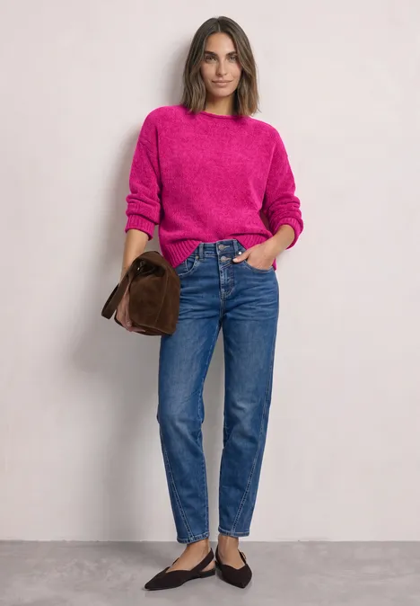 Chenille-Pullover mit U-Boot-Ausschnitt magenta dream Frau in pinkem Pullover, blauen Jeans und schwarzen Ballerinas, mit brauner Clutch vor hellem Hintergrund.