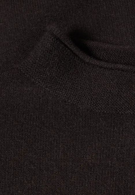Nahaufnahme eines dunkelbraunen Strickstoffs mit sichtbarer Tasche oder Naht.