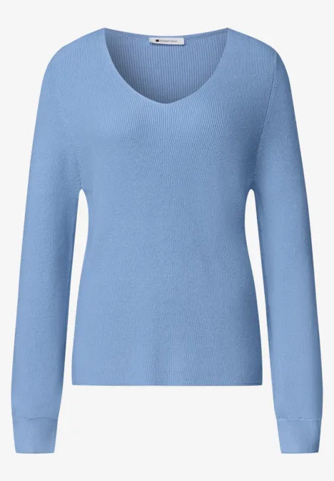 Ein hellblauer Pullover mit Rundhalsausschnitt und langen Ärmeln.