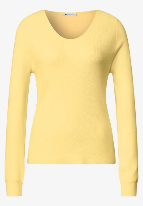 Pull jaune à manches longues et col rond.