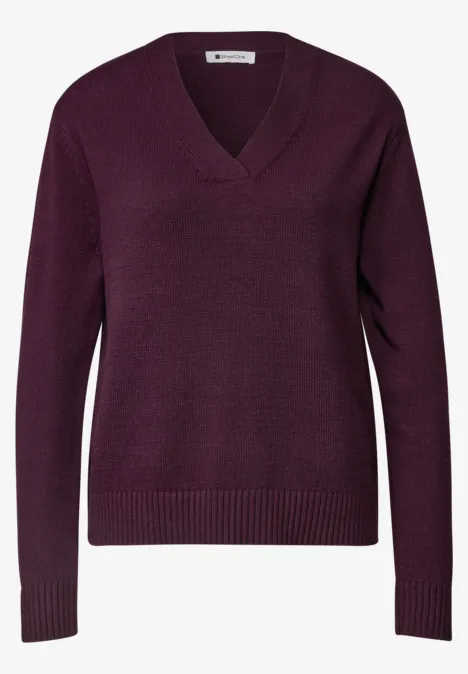Pull col V bordeaux en maille fine à manches longues.