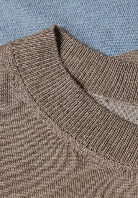 Pullover mit Rundhals und Streifen deep blue Nahaufnahme zweier übereinanderliegender Strickpullover in Beige und Hellblau
