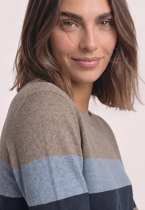 Pullover mit Rundhals und Streifen deep blue Porträt einer Frau mit braunen Haaren, die einen gestreiften Pullover trägt.