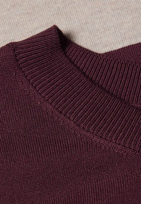 Pullover mit Rundhals und Streifen rustic rouge Nahaufnahme eines burgunderroten Strickpullover-Ausschnitts auf beigem Strickuntergrund.