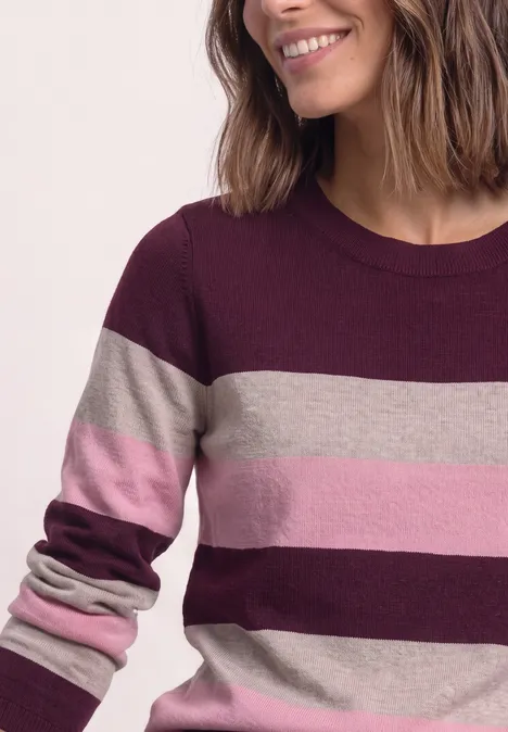 Pullover mit Rundhals und Streifen rustic rouge Frau mit lächelndem Gesicht trägt gestreiften Pullover in Weinrot, Grau und Rosa.
