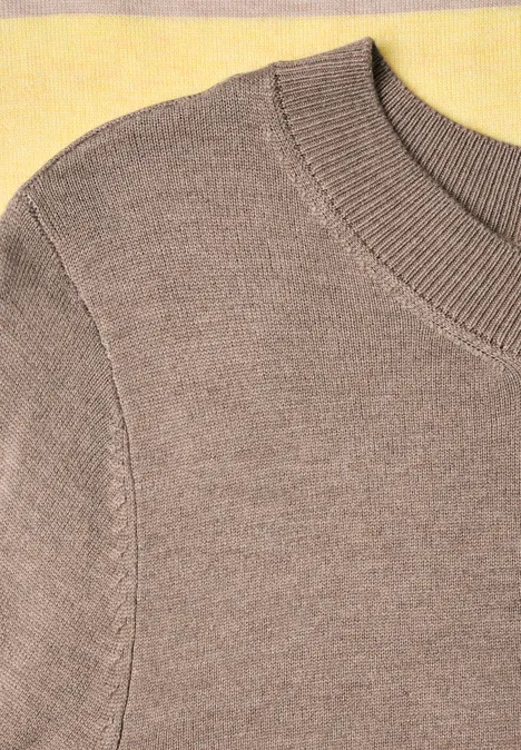 Pullover mit Rundhals und Streifen sanded amber mel. Nahaufnahme eines beigen Strickpullovers mit Rippenmuster am Ausschnitt und Ärmelansatz.