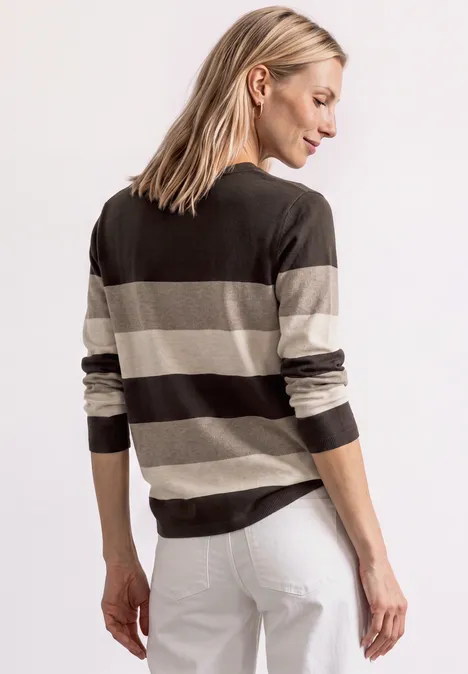 Pullover mit Rundhals und Streifen black coffee Frau in seitlicher Pose trägt gestreiften Pullover in neutralen Tönen und weiße Hose.