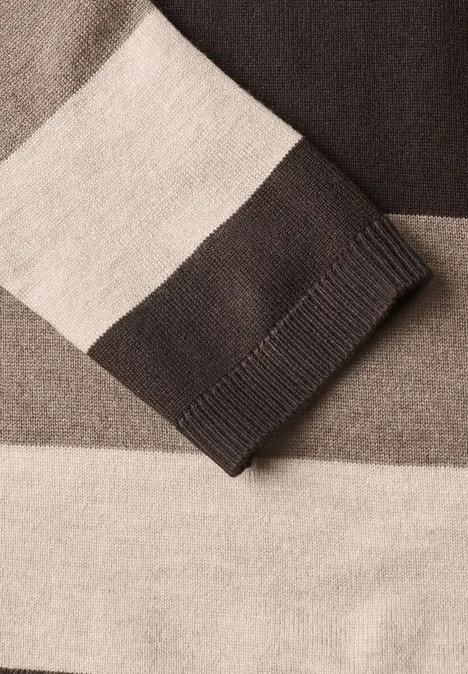 Pullover mit Rundhals und Streifen black coffee Nahaufnahme eines gestreiften Strickpullovers in Beige- und Brauntönen.