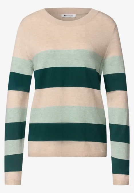 Beige trui met brede groene strepen, ronde hals en lange mouwen.