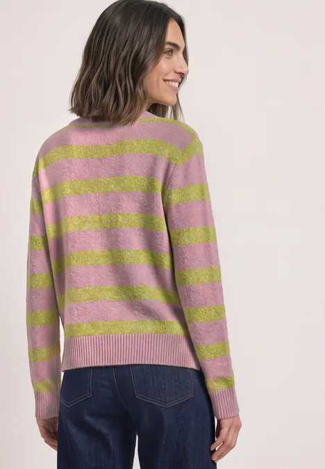 Pullover mit Boat Neck und Streifen apple lime Frau trägt einen gestreiften Pullover (grün/rosa) und Jeans, steht rückwärts und lächelt.