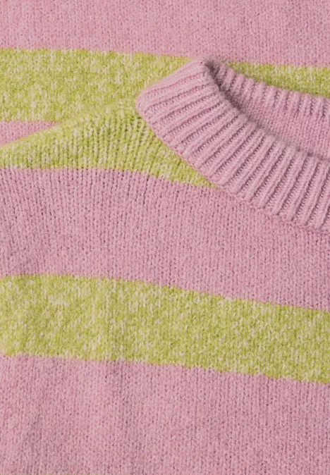 Pullover mit Boat Neck und Streifen apple lime Nahaufnahme eines gestrickten Pullovers mit breiten rosa und limonengrünen Streifen.