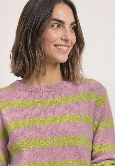 Pullover mit Boat Neck und Streifen apple lime Frau mit schulterlangem braunen Haar und gestreiftem rosa-grünem Pullover, die seitlich lächelnd schaut.