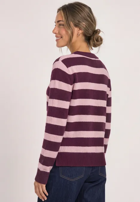 Pullover mit Boat Neck und Streifen berry maroon Frau in pastell-lila-rosa gestreiftem Pullover und Jeans, von hinten mit lockerem Dutt.