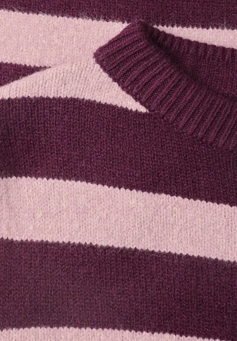 Pullover mit Boat Neck und Streifen berry maroon Lila und rosa gestreifter Strickpullover.