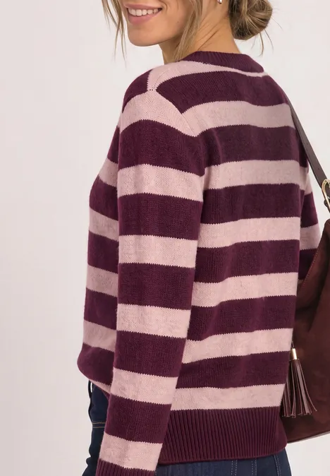 Pullover mit Boat Neck und Streifen berry maroon Frau von hinten in pink-bordeaux gestreiftem Pullover, lässige Pose, Haar zu einem Dutt zusammengebunden.