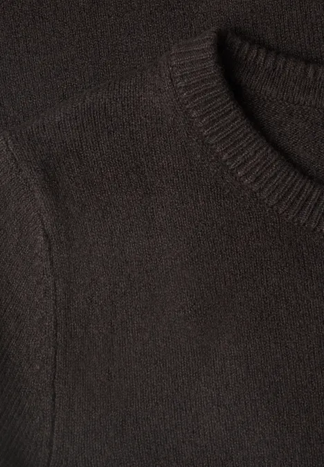 Nahaufnahme eines dunkelbraunen, gestrickten Rundhals-Pullovers.