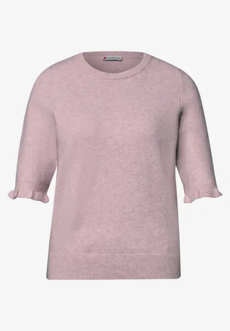 Rosa Kurzarm-Feinstrickpullover mit Rundhalsausschnitt und zarten Rüschen am Ärmelabschluss.