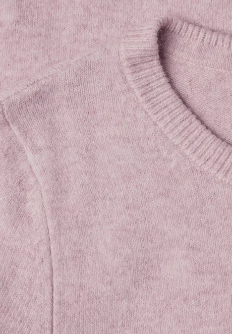 Nahaufnahme eines rosa Strickpullovers mit Rundhalsausschnitt