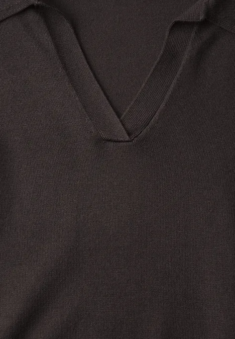 Nahaufnahme eines schwarzen V-Ausschnitt-Shirts.