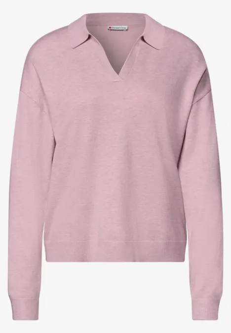 Rosa Strickpullover mit V-Ausschnitt und Polokragen, langärmelig und lässig geschnitten.