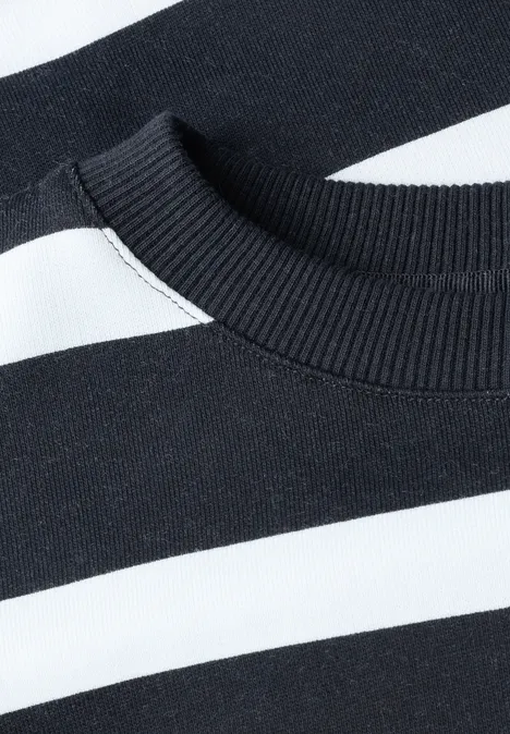 Schwarz-weiß gestreifter Pullover mit Rundhalsausschnitt, Detailaufnahme des Kragens.