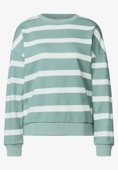 Locker sitzender Pullover mit mintgrünen und weißen Querstreifen.