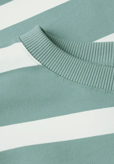 Grünes und weißes gestreiftes T-Shirt mit Rundhalsausschnitt.