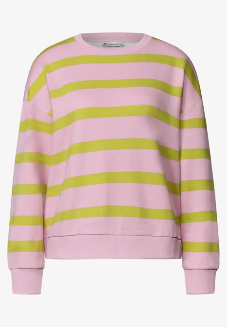 Rosa Pullover mit grünen Querstreifen, langärmelig und locker geschnitten.