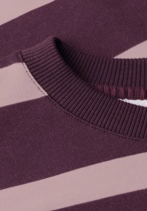 Nahaufnahme eines gestreiften Pullovers mit breitem Rundhalsausschnitt in Violett und Rosa.