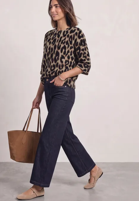 Trui met halflange mouwen, ronde hals en luipaardprint grain sand Moderne Frau in Leopardenpullover, weitem Jeans, beigen Absätzen und großer brauner Tasche.