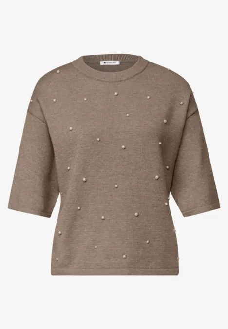 Brauner Kurzarm-Pullover mit halblangen Ärmeln und kleinen Perlen als Zierde.