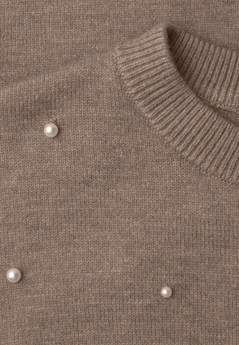 Taupefarbener Strickpullover mit Rundhalsausschnitt und aufgenähten Perlen