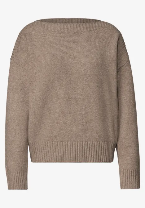Taupe-farbener, weicher Strickpullover mit Rundhalsausschnitt, langen Ärmeln und geripptem Saum.