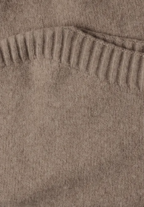 Nahaufnahme eines braunen Strickpullovers mit dezentem Rippenmuster