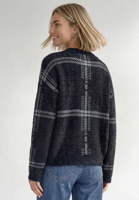 Langarm Pullover mit Karomuster indigo night Frau mit blondem Bob, trägt schwarzen Pullover mit großem weißem Karomuster, leicht zur Seite gedreht.