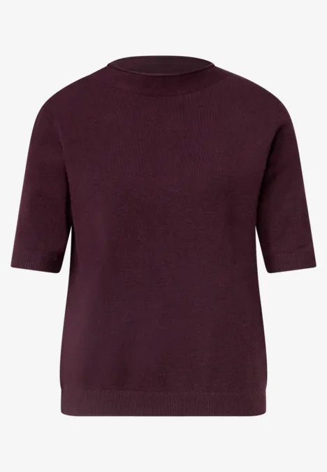 Bordeauxroter Kurzarm-Pullover aus feinem Strick mit Rundhalsausschnitt.