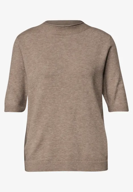 Brauner Pullover mit halblangen Ärmeln und Rundhalsausschnitt, schlicht und bequem.