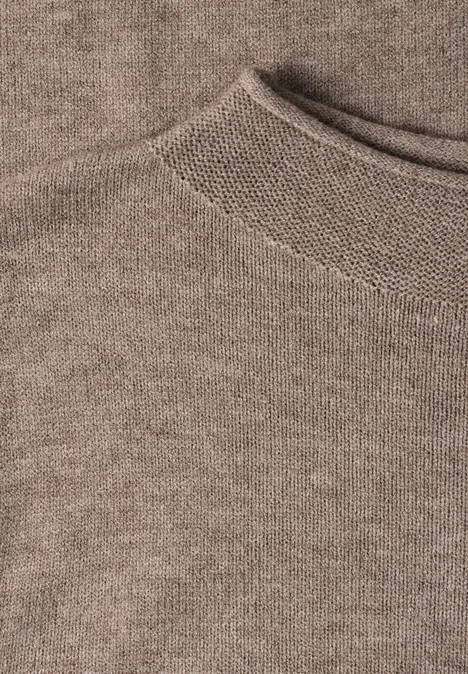 Nahaufnahme eines braunen Rundhalsausschnitts mit feiner Strickstruktur.