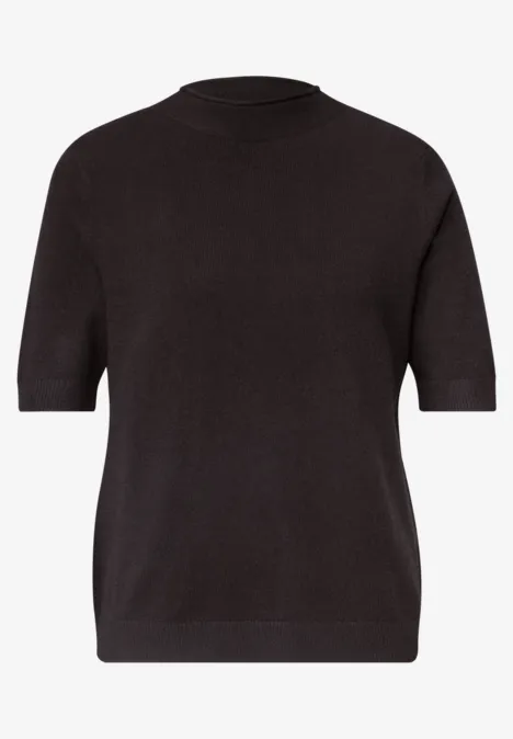 Zwart fijngebreid shirt met korte mouwen en ronde hals.