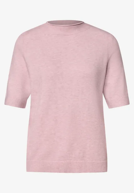 Roze gebreide trui met driekwartmouwen en ronde hals.