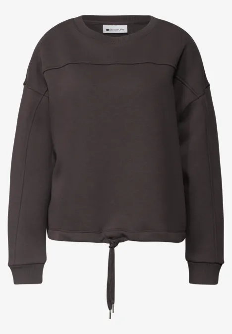 Ein dunkelgrauer, kastiger Sweatshirt mit Rundhalsausschnitt und Tunnelzug am Saum.