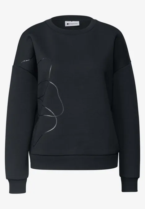 Schwarzer Pullover mit weißer minimalistischer Linienzeichnung auf der linken Seite.