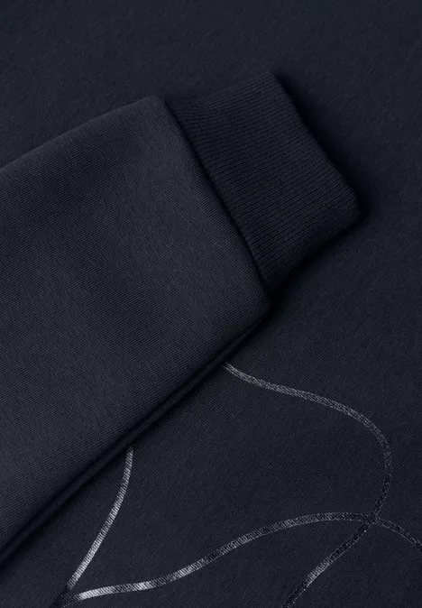 Schwarzer Sweatshirt-Ärmel mit silbernem Linienmuster.