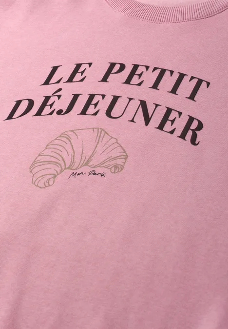 Rosafarbenes T-Shirt mit Aufschrift 'LE PETIT DÉJEUNER' und Croissant-Illustration