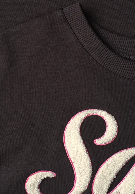 Sweatshirt met lange mouwen en Artwork black coffee Schwarzes Shirt mit weißem, flauschigem Buchstaben 'S' und pinkem Rand