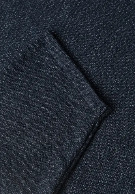 Close-up van donker jeansstof met een duidelijk zichtbare plooi.